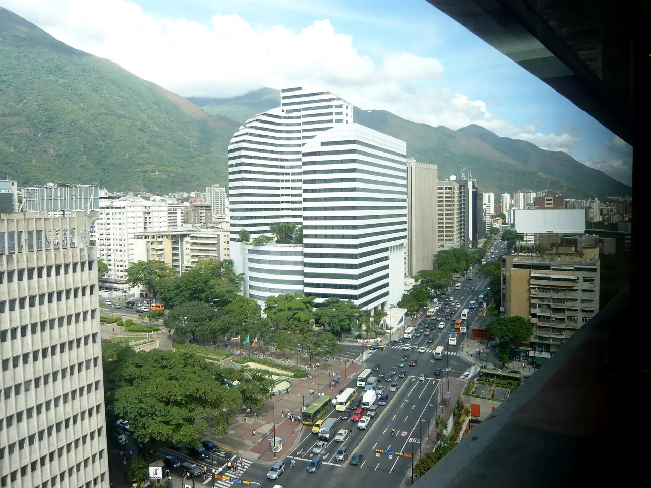 Altamira, en Caracas, con el Ávila al fondo.